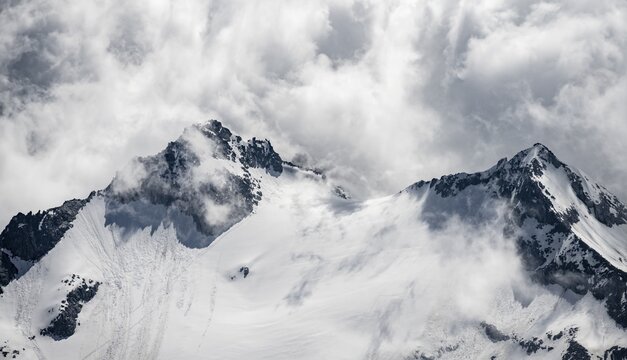 Rugged mountain peaks, left Rossgruspitz, right Gro&szlig;er M&ouml;seler, Waxeggkees glacier, snow-covered mountains, high alpine landscape in fog, Berliner H&ouml;henweg, Zillertal Alps, Zillertal, Tyrol, Austria