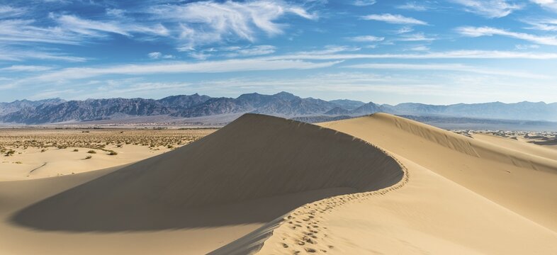 Mesquite Flat Sand Dunes, sand dunes, foothills of Amargosa Range Mountain Range behind, Death Valley, Death Valley National Park, California, USA