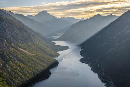View from the summit of Sch&ouml;nj&ouml;chl, evening mood, sunbeams over Plansee and mountains, Ammergau Alps, Reutte, Tyrol, Austria