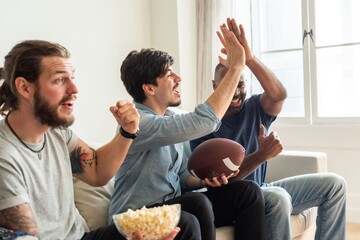 Friends enjoying football game © Rawpixel.com
