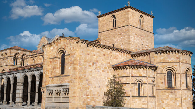 Bas&iacute;lica de los santos hermanos Vicente, Sabina y Cristeta, templo rom&aacute;nico siglo XII - XIV en la ciudad de Avila, Espa&ntilde;a. Con cielo editado