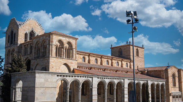 Hermosa fachada sur de la bas&iacute;lica de los hermanos santos Vicente, Sabina y Cristeta de estilo rom&aacute;nico en Avila, Espa&ntilde;a. Con cielo editado