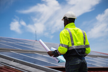 Obraz premium Service engineer inspecting rooftop solar panels for maintenance and damage, technician installing photovoltaic system, clean energy concept.