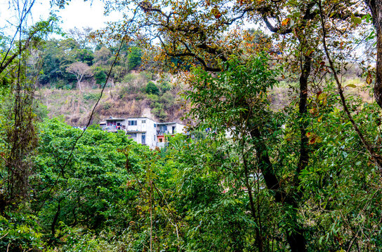 Composition of low-cost housing in high-risk zones due to the topography of the terrain.