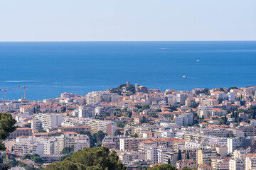 Naklejka premium Mediterranean coastal city with sea view under clear blue sky