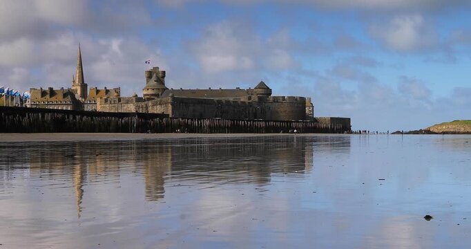 Plage du Sillon en mar&eacute;e basse avec la ville de Saint-Malo en arri&egrave;re plan