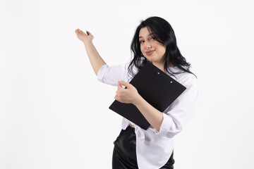 Naklejka premium Woman in white shirt holding a clipboard and pointing aside