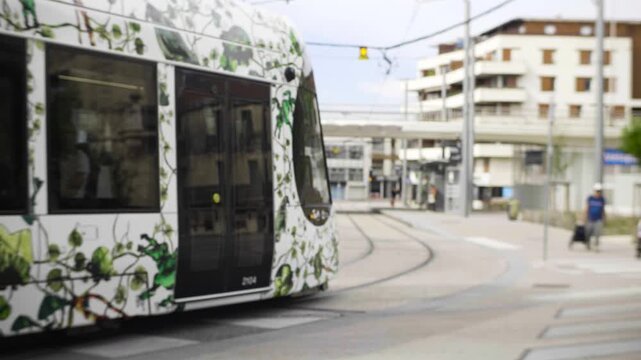 tram, tramway, transport en commun, personne, station, arr&ecirc;t, abris , &eacute;cologie, ville verte, arbre, ville, vieux, nouveau, rue, route, b&acirc;timent, architecture, nature, Europe, France, Fran&ccedil;ais