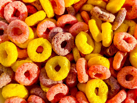 Colorful crispy breakfast cereal rings