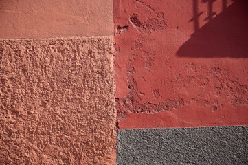 Obraz premium The image captures a textured wall in San Miguel de Allende, Guanajuato, under sunlight, revealing aged plaster and shadow patterns.