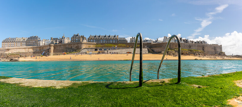 la piscine d'eau de mer de la ville de Saint-Malo en mar&eacute;e basse