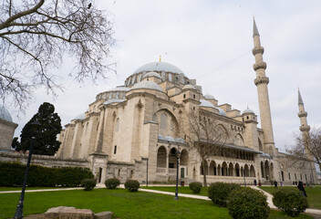 Obraz premium The majestic Suleymaniye Mosque in Istanbul, Turkey. View of the magnificent Suleymaniye Mosque on a cloudy, stormy day, one of Istanbul's most iconic and revered landmarks of the Ottoman era.
