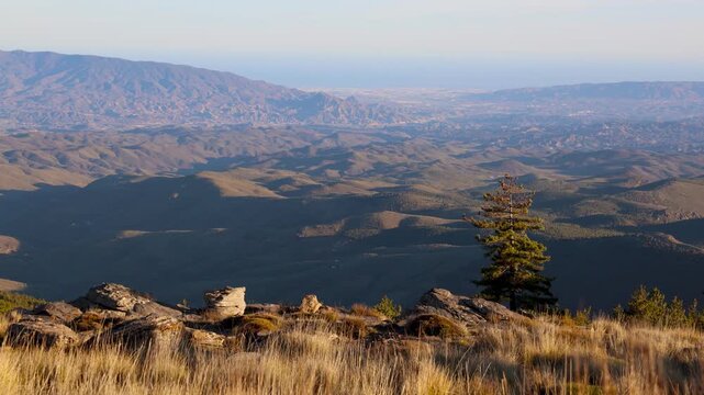Vistas al desierto de Tabernas y Almer&iacute;a desde la Sierra de los Filabres durante un atardecer ventoso