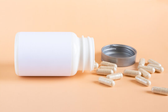Flacon de m&eacute;dicaments sans texte avec g&eacute;lules &eacute;parpill&eacute;es. 