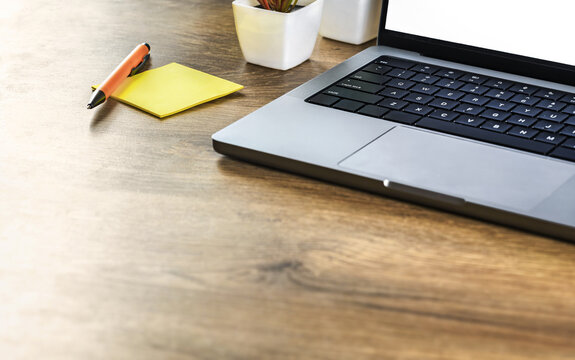 yellow sticky note wooden desk with laptop