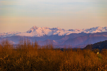 Obraz premium Snow-capped Pyrenees chain in spring from the Boulevard des Pyrénées in Pau at sunset