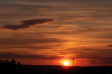Obraz premium Strommasten einer Überlandleitung im Sonnenuntergang