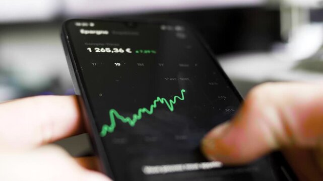 Trading, Bitcoin, crypto, monnaie, t&eacute;l&eacute;phone, smartphone, ordinateur portable, portable, forex, actions, contras &agrave; termes, indices obligation, &eacute;conomie, contr&ocirc;ler, technologie, tv, recul&eacute;, main, diver