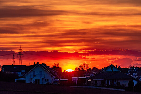 Strommasten einer &Uuml;berlandleitung im Sonnenuntergang