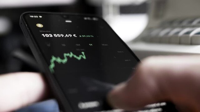 Trading, Bitcoin, crypto, monnaie, t&eacute;l&eacute;phone, smartphone, ordinateur portable, portable, forex, actions, contras &agrave; termes, indices obligation, &eacute;conomie, contr&ocirc;ler, technologie, tv, recul&eacute;, main, diver