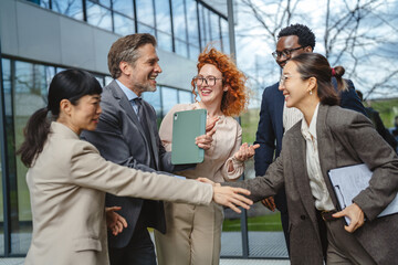 Obraz premium Diverse business people shaking hands enjoying outdoor meeting