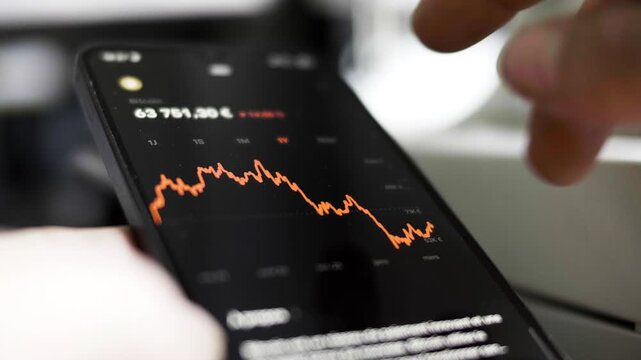 Trading, Bitcoin, crypto, monnaie, t&eacute;l&eacute;phone, smartphone, ordinateur portable, portable, forex, actions, contras &agrave; termes, indices obligation, &eacute;conomie, contr&ocirc;ler, technologie, tv, recul&eacute;, main, diver