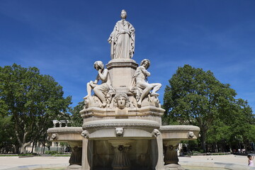 Obraz premium La fontaine Pradier, fontaine monumentale en marbre sur l'esplanade Charles de Gaulle, ville de Nîmes, département du Gard, France