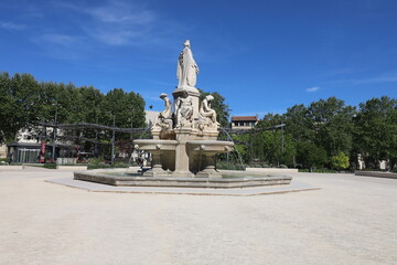 Obraz premium La fontaine Pradier, fontaine monumentale en marbre sur l'esplanade Charles de Gaulle, ville de Nîmes, département du Gard, France