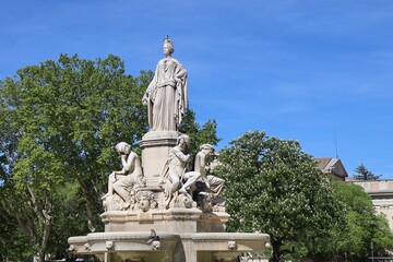 Obraz premium La fontaine Pradier, fontaine monumentale en marbre sur l'esplanade Charles de Gaulle, ville de Nîmes, département du Gard, France
