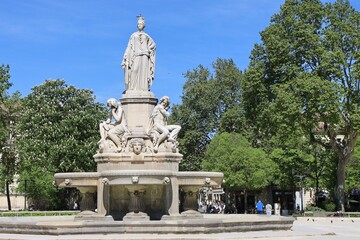 Obraz premium La fontaine Pradier, fontaine monumentale en marbre sur l'esplanade Charles de Gaulle, ville de Nîmes, département du Gard, France