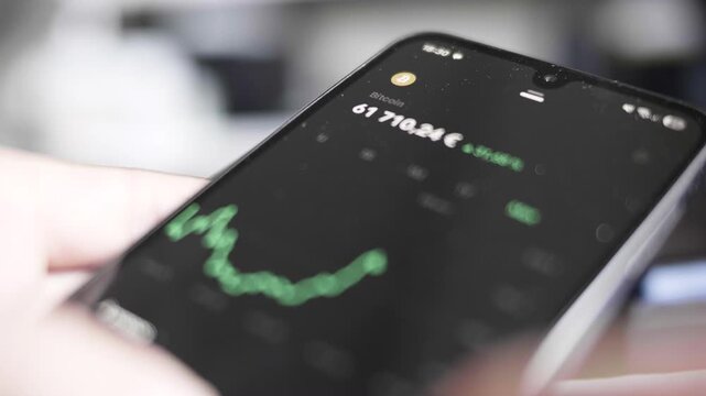 Trading, Bitcoin, crypto, monnaie, t&eacute;l&eacute;phone, smartphone, ordinateur portable, portable, forex, actions, contras &agrave; termes, indices obligation, &eacute;conomie, contr&ocirc;ler, technologie, tv, recul&eacute;, main, diver