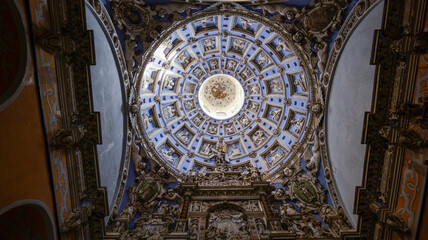 Obraz premium Intricate Baroque dome ceiling with ornate carvings and celestial fresco detail
