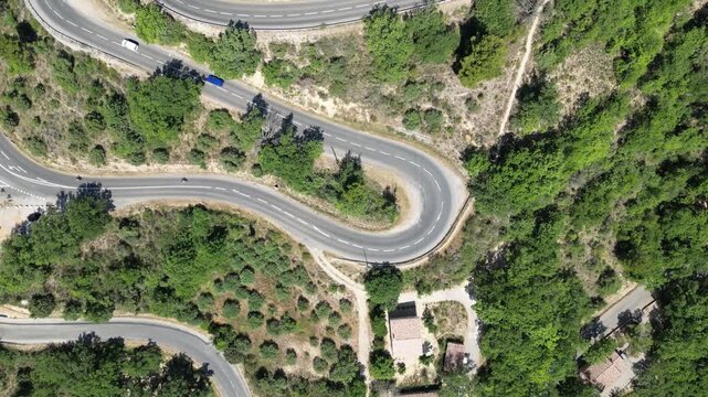 Des voitures circulant sur une route de montagne