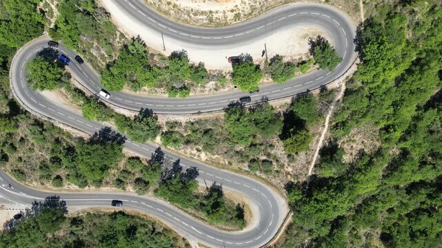 Des voitures circulant sur une route de montagne