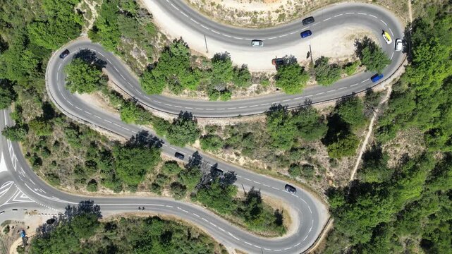 Des voitures circulant sur une route de montagne
