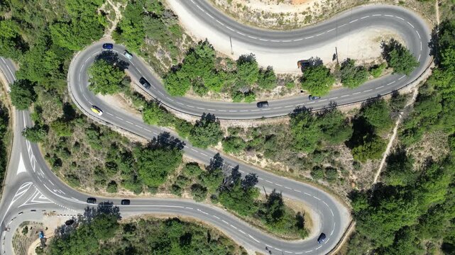 Des voitures circulant sur une route de montagne