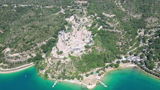 Vue a&eacute;rienne d'un village du sud de la France