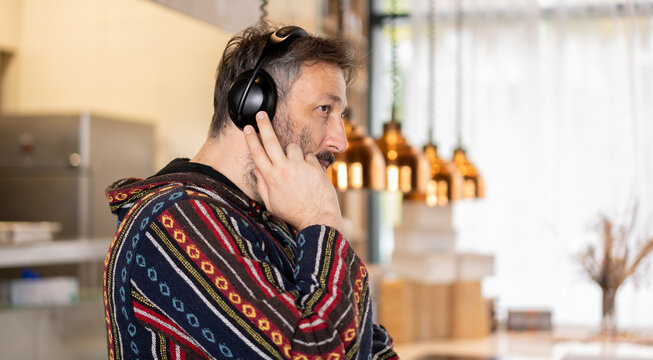 Gesturing on headphones