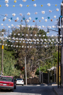 Enramada en calle de pueblito m&aacute;gico de flores 