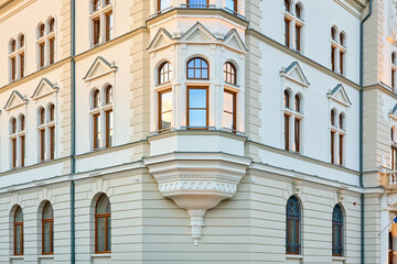 Fototapeta premium Ornate historic building corner with detailed architecture and arched windows