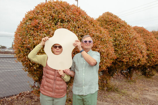 Couple with abstract prop