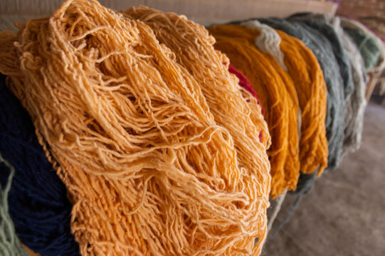 MADEJA DE ESTAMBRE ARTESANAL DE LANA EN COLOR NARANJA 