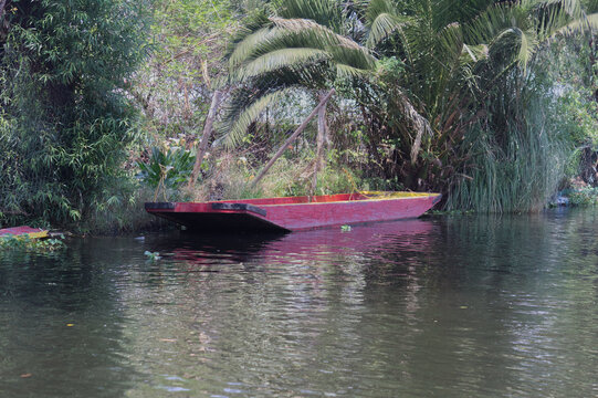 CHALUPA ROJA EN EL LAGO DE XOCHIMILCO MEXICO