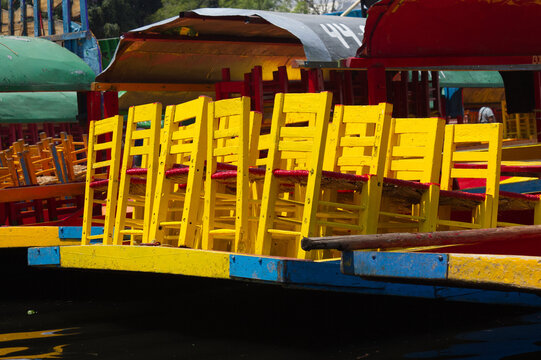 SILLAS AMARILLAS SOBRE TRAJINERA DE XOCHIMILCO