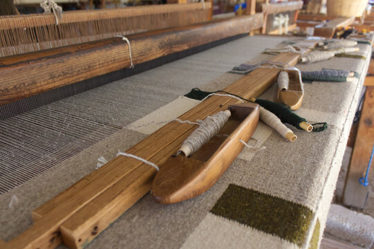 TALLER TEXTIL CON MESA DE MADERA E HILOS DE LANA ARTEASNAL
