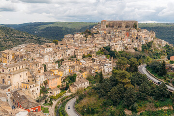 Obraz premium Ragusa, Sicily: A view of the historic town and its architecture under a cloudy sky