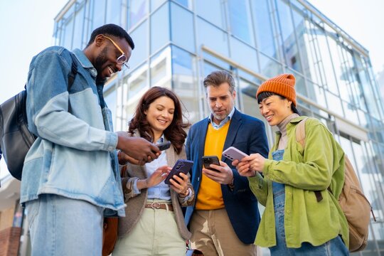 Team collaborating in real time through mobile devices