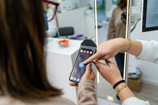 Optician Operating Measuring Device