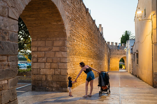 Visiting Alc&uacute;dia Old Town during a Travel to Majorca