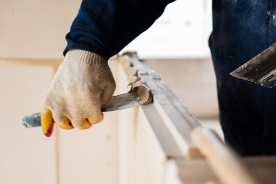 Applying Adhesive on Gypsum Block